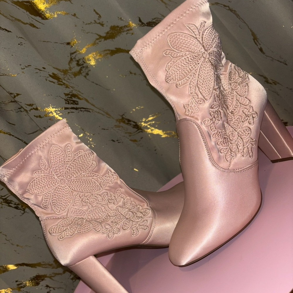 NEW Elegant Pink Embroidered Women's Boots